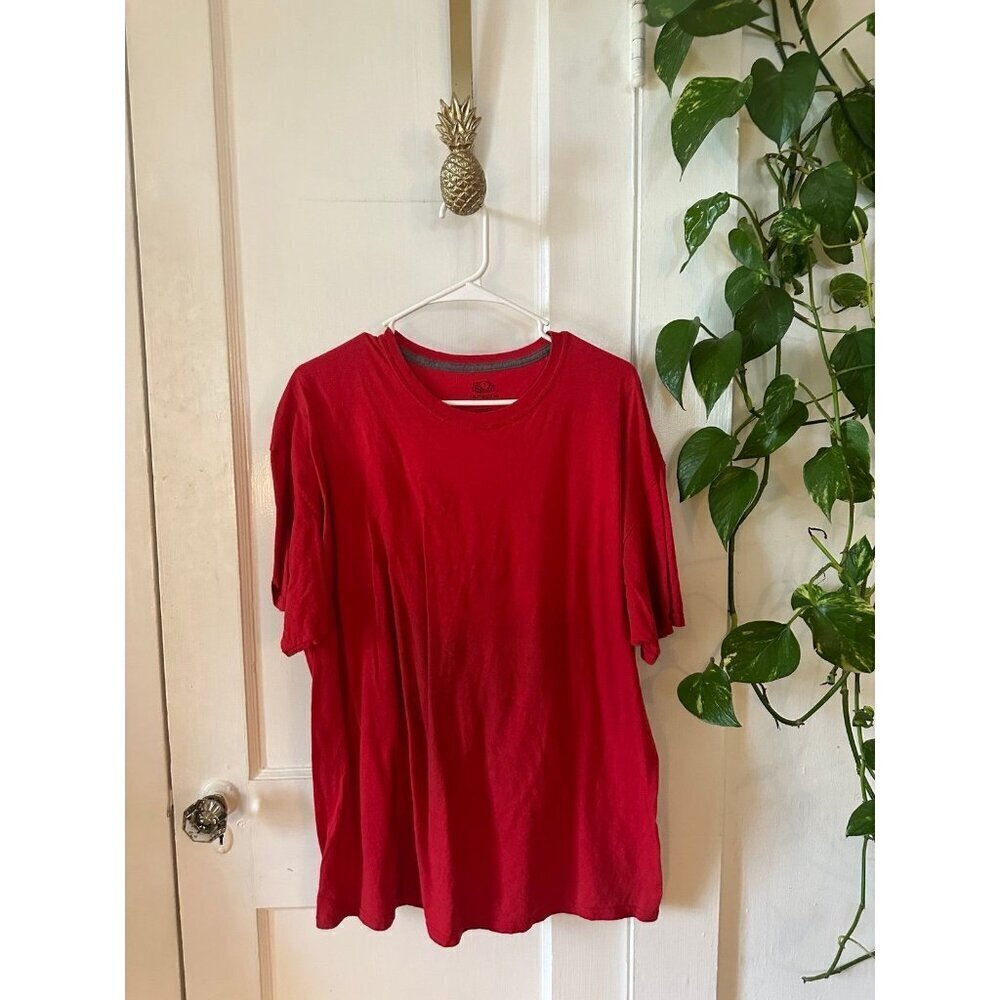 Fruit of the Loom men’s size large red T-shirt